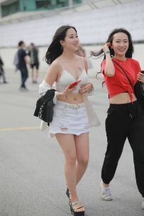 【精选街拍】Vol.2584 白色紧身包臀裙吊带美胸 [84P-631MB]