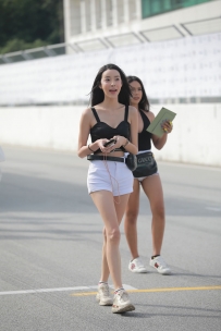 【精选街拍】Vol.2447 白色热裤香肩美腿 [62P-473MB]