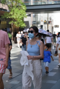 【精选街拍】Vol.1083 摄神街拍作品 - 震惊，豪放的小姐姐 [31P-680MB]