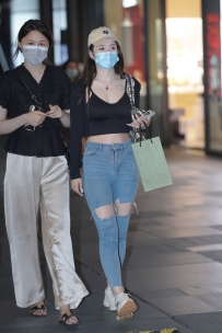 【精选街拍】Vol.2350 小白鞋牛仔裤 [59P+1V-994MB]