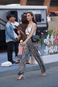 【精选街拍】Vol.2556 花色长裤凉高 [33P-605MB]